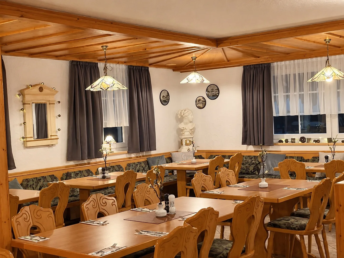 Gedeckte Tische im Gastraum des Gasthaus Hecht