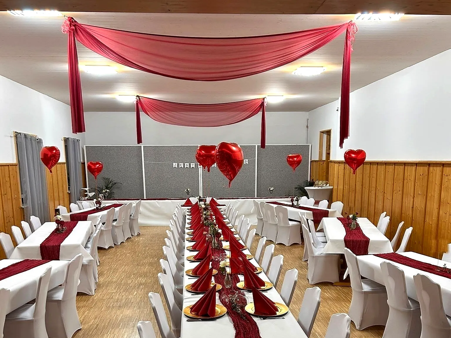 Festlich eingedeckter Saal im Gasthaus Hecht mit roter Dekoration