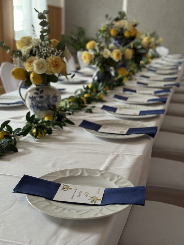 Festlich gedeckte Tafel im Saal