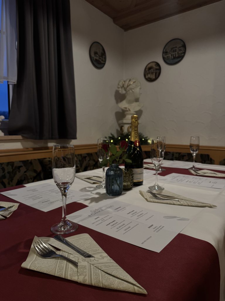 Eingedeckter Tisch mit Rosen-Gesteck im Gasthaus Hecht