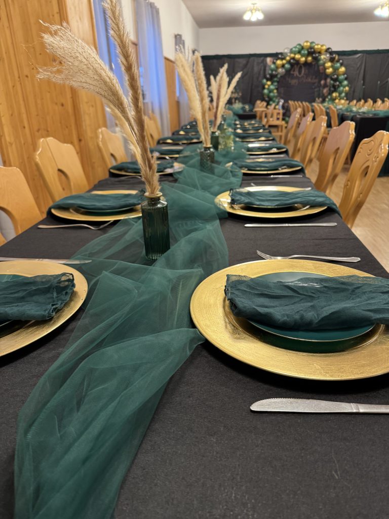 Saal mit roten Herzballons und festlich eingedeckter Tafel