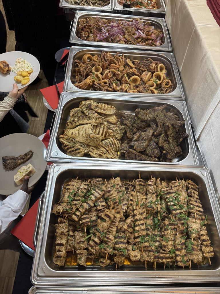 Buffet mit gegrillten Garnelen und Calamari