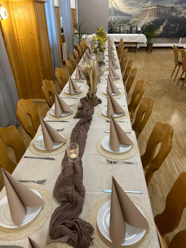 Helle Festtafel in Rosé mit Ballondekoration im Saal des Gasthaus Hecht